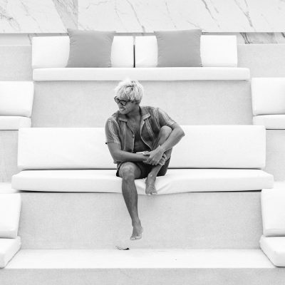 ผู้ชายนั่งบนอัฒจรรย์