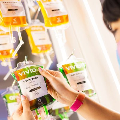 ผู้หญิงถือถุงวิตามิน