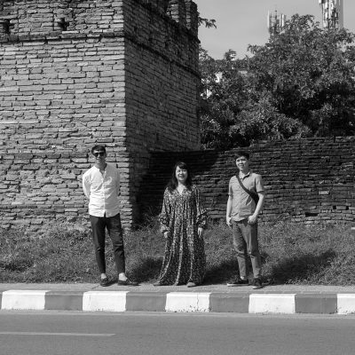 คนสามคนยืนเรียงกัน