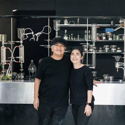 ‘ตาชงยายอบ’ Slow Bar ห้องแล็บ ที่สานต่อความฝันจากงานเป่าแก้วแฮนด์เมด