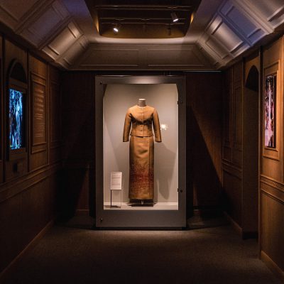 ชวนชม ‘8 ฉลองพระองค์’ ไฮไลต์ แนะนำพิเศษโดยภัณฑารักษ์ แห่งพิพิธภัณฑ์ผ้าในสมเด็จพระนางเจ้าฯ