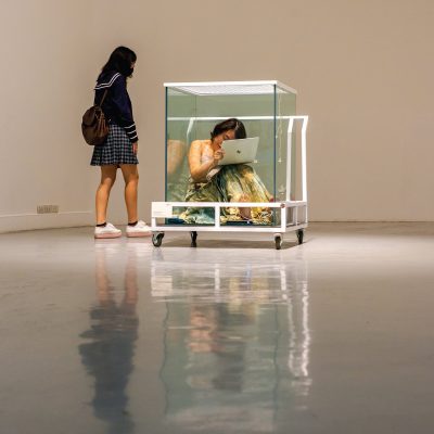 Performance Art จากน้ำอุ่น – พิชชาภา ห้องทดลองในกระจกสะท้อนชีวิต คนรุ่นใหม่ในโลกทุนนิยม