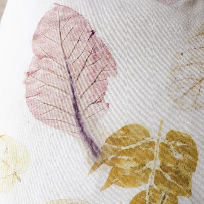 OUKE ผ้าพิมพ์ลายจากใบไม้ในรั้วบ้าน ที่เปลี่ยนผ้าพื้นเมือง ให้ดูโมเดิร์น และรักษ์โลก