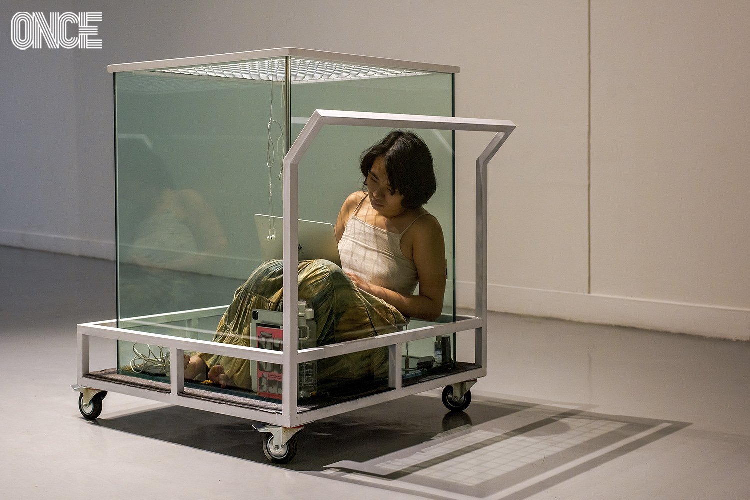 Performance Art จากน้ำอุ่น – พิชชาภา ห้องทดลองในกระจกสะท้อนชีวิต คนรุ่นใหม่ในโลกทุนนิยม