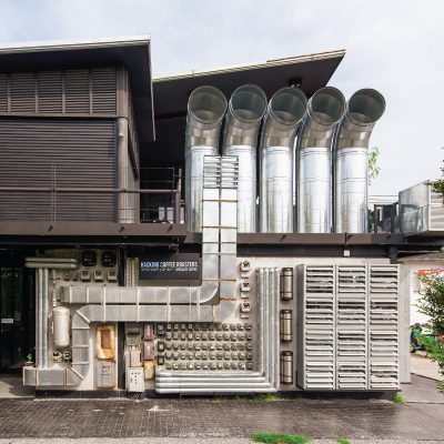 Hacking Coffee Flagship คาเฟ่ดีไซน์ล้ำในโลกจักรกล ของแฮกเกอร์และไซเบอร์พังค์